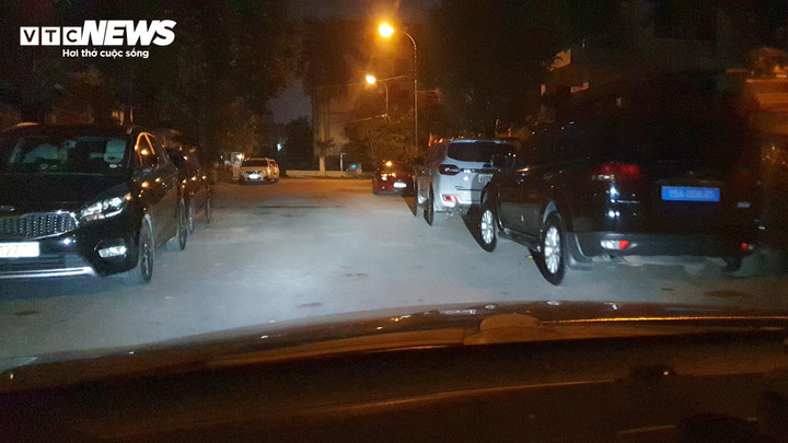 Lực lượng chức năng khám xét nhà ông Đỗ Hữu Ca ở phường Đằng Lâm, quận Hải An, Hải Phòng. (Ảnh: Minh Khang)