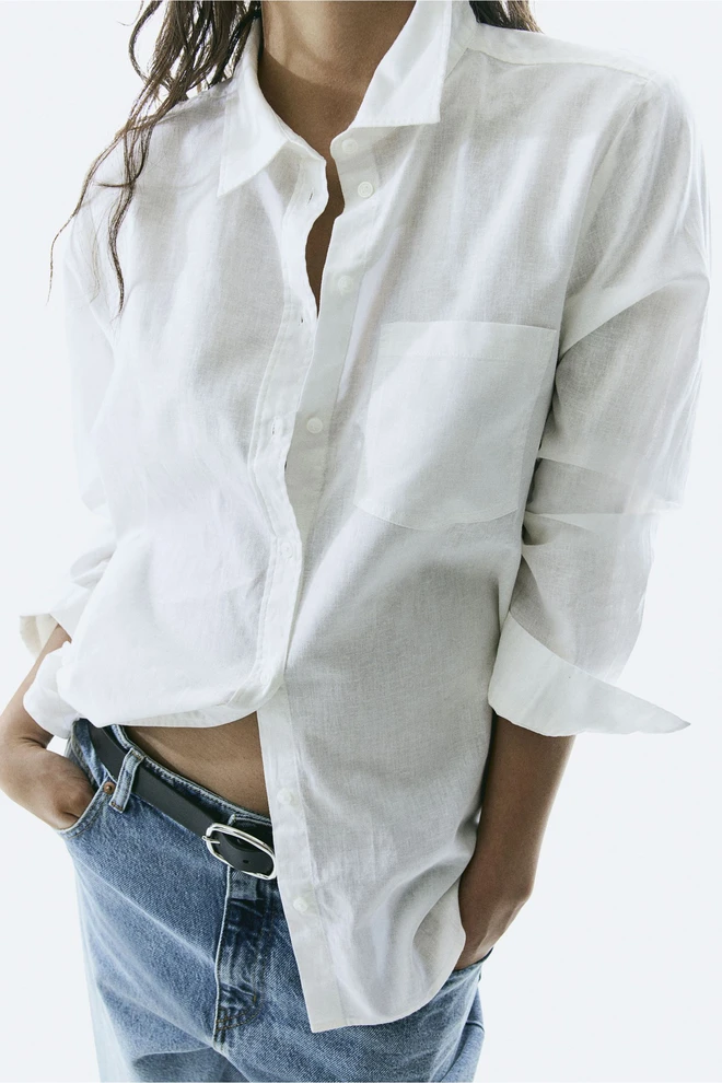 Áo sơ mi trắng và quần jeans xanh là những món đồ kinh điển, không thể thiếu với bất kì cô nàng nào.