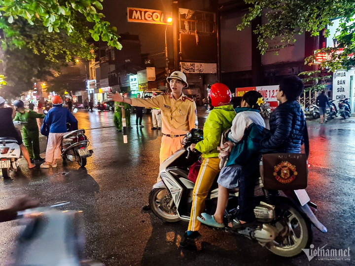 Lực lượng công an điều tiết giao thông tại khu vực xảy ra tai nạn. (Ảnh: Phạm Tùng)