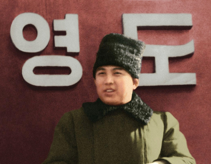 Chủ tịch Kim Nhật Thành tham dự cuộc duyệt binh Quân đội Nhân dân Triều Tiên tháng 2/1948.