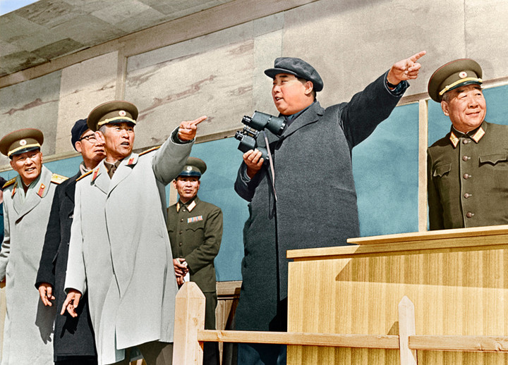 Lãnh đạo Triều Tiên Kim Nhật Thành chỉ đạo diễn tập quân sự liên hợp các đơn vị Quân đội Triều Tiên, tháng 10/1970.