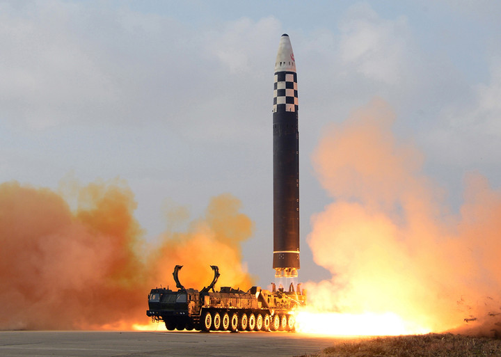 Hình ảnh phóng thử tên lửa đạn đạo xuyên lục địa thế hệ mới của quân đội Triều Tiên, tháng 11/2022.