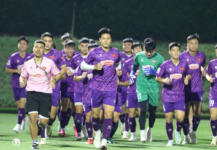 Các cầu thủ U23 Việt Nam chỉ nghỉ ngơi vài tiếng đồng hồ khi đặt chân xuống Qatar trước khi ra sân tập. Do hành trình dài, HLV Hoàng Anh Tuấn cho các học trò vận động nhẹ nhằm thích nghi với nhịp sinh học do chênh lệch 4 tiếng đồng hồ.