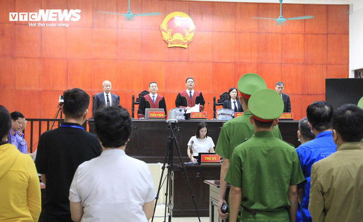 Chủ tọa công bố quyết định mở phiên tòa.