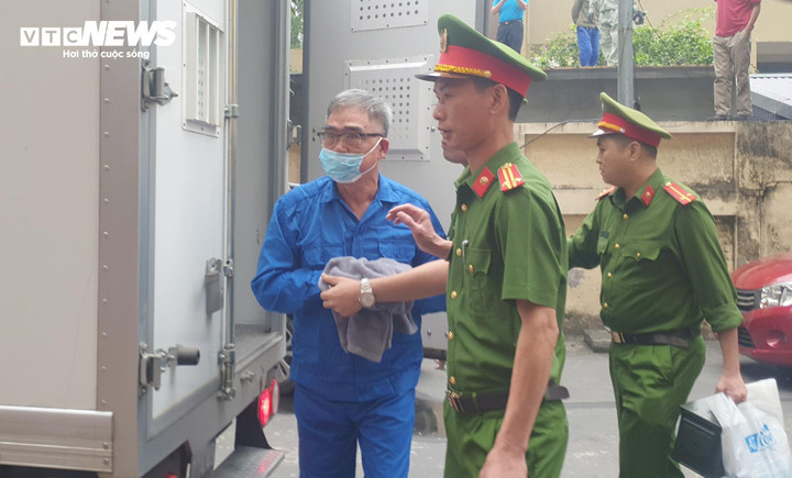 Cựu Giám đốc Công an TP Hải Phòng Đỗ Hữu Ca được dẫn giải tới toà. Ông Đỗ Hữu Ca bị đưa ra xét xử về tội Lừa đảo chiếm đoạt tài sản.