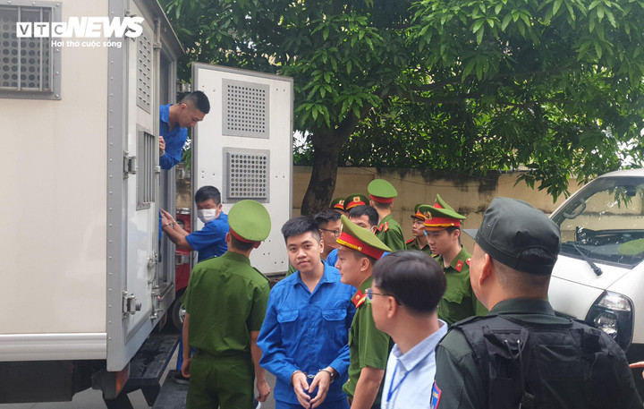 12 bị cáo khác hầu tòa với cáo buộc mua bán hóa đơn, đưa - nhận hối lộ.