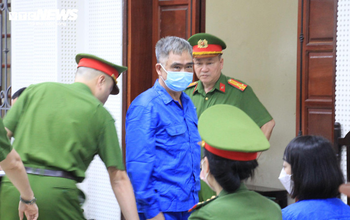 Khi vào phòng xử án, bị cáo Đỗ Hữu Ca quay xuống phía dưới chào người thân.