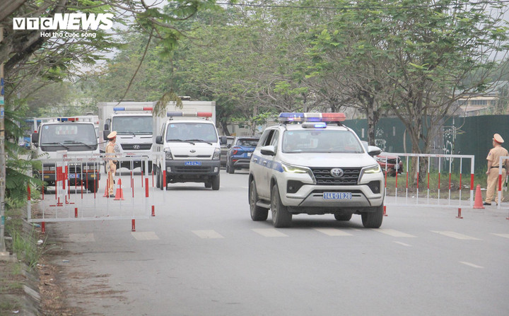 Khoảng 7h30 ngày 10/4, xe chuyên dụng của lực lượng công an dẫn giải cựu Giám đốc Công an TP Hải Phòng Đỗ Hữu Ca tới TAND tỉnh Quảng Ninh để xét xử sơ thẩm vụ án Mua bán trái phép hóa đơn, chứng từ thu nộp ngân sách Nhà nước; Đưa hối lộ; Nhận hối lộ; Trốn thuế.
