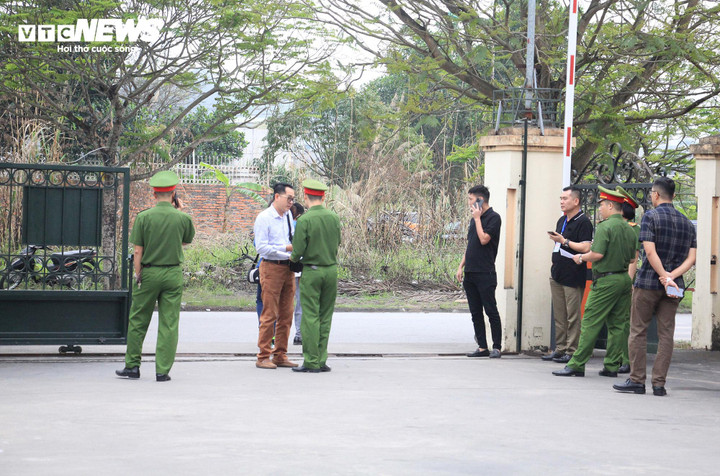 Bên ngoài, công tác đảm bảo an ninh trật tự cho phiên tòa được lực lượng chức năng siết chặt.