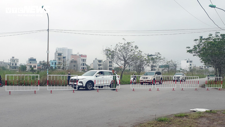 Khu vực trước cổng vào trụ sở TAND tỉnh Quảng Ninh được phong tỏa, chỉ những người có quyền, nghĩa vụ, nhiệm vụ liên quan mới được vào.