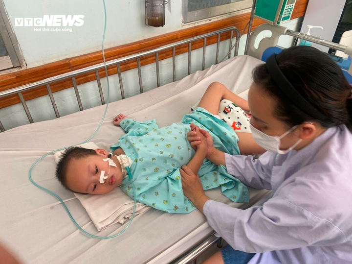 Chi phí điều trị quá lớn, hiện gia đình anh Minh không còn nơi nào để vay mượn. (Ảnh: NVCC)