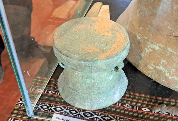 Trống đồng Đông Sơn từng bị ông P. lấy đi.