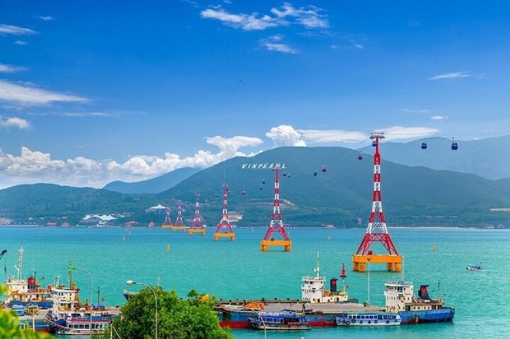 Cáp treo vượt biển đưa du khách từ thành phố Nha Trang đến với đảo Hòn Tre. (Ảnh: baokhanhhoa)