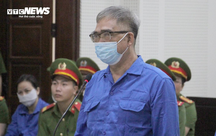 Bị cáo Đỗ Hữu Ca trả lời câu hỏi của HĐXX về căn cước và lý lịch tư pháp.