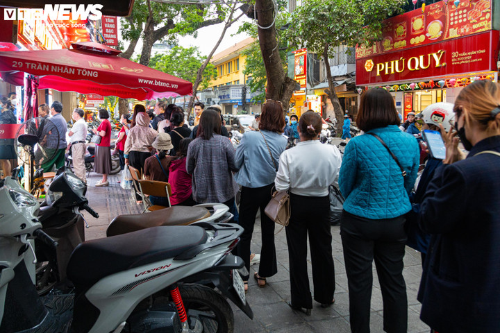 Người dân xếp hàng mua bán vàng cuối ngày 9/4 ở Hà Nội. (Ảnh: Minh Đức)