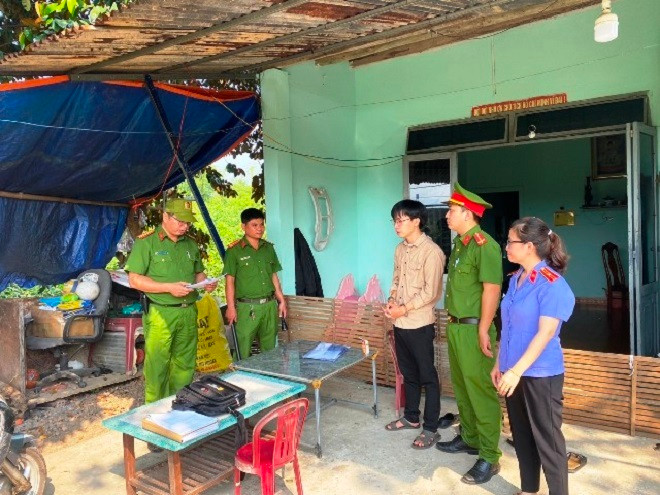 Lực lượng chức năng thi hành lệnh bắt bị can để tạm giam đối với Phan Thanh Nhật. (Ảnh: C.A)