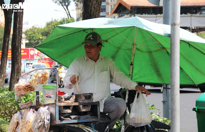 Thời tiết TP.HCM ngày 10/4, có mây, nắng nóng gay gắt, nhiệt độ cao nhất chạm ngưỡng 37 độ C.