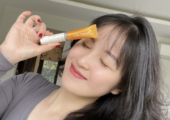 Với chất gel dễ thấm, sản phẩm mang lại trải nghiệm dễ chịu và không hề bí rít, nặng mặt (Gel ngừa mụn Decumar Advanced).