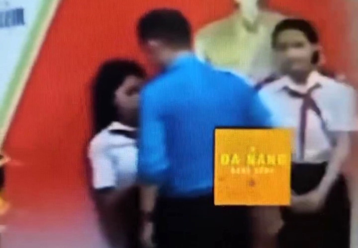 Hình ảnh người đàn ông có hành vi chưa chuẩn mực với nữ sinh. (Ảnh: Cắt từ clip)