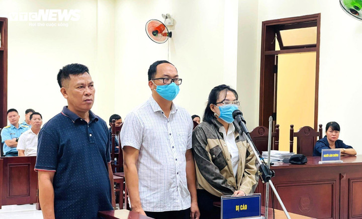 Hoàng Văn Minh (giữa) tại phiên xét xử sơ thẩm. (Ảnh: Nguyễn Gia)