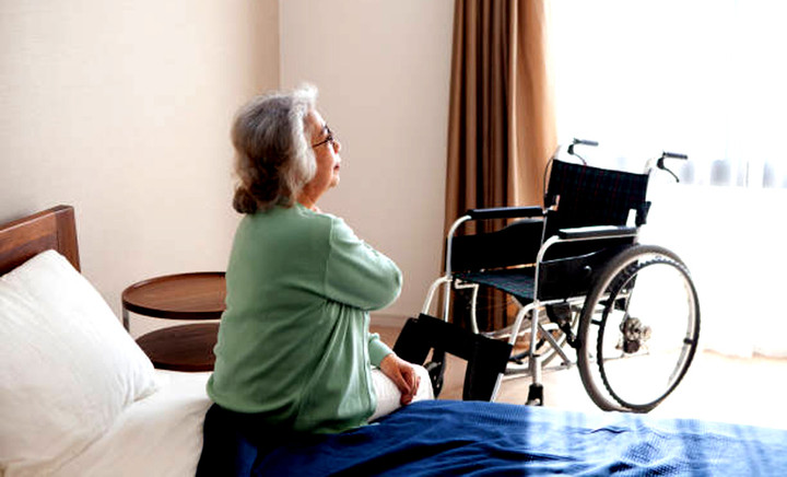 Ở viện dưỡng lão dù được "chăm sóc tận răng", người già vẫn có thể thấy buồn bã và cô độc. (Ảnh minh họa: Istock)