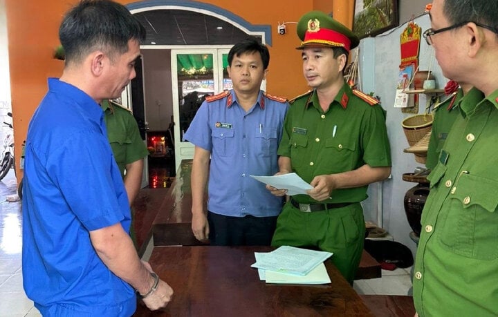 Cơ quan điều tra đọc lệnh bắt tạm giam bị can Nguyễn Đình Nhựt. (Ảnh: Viện kiểm soát Bình Thuận)