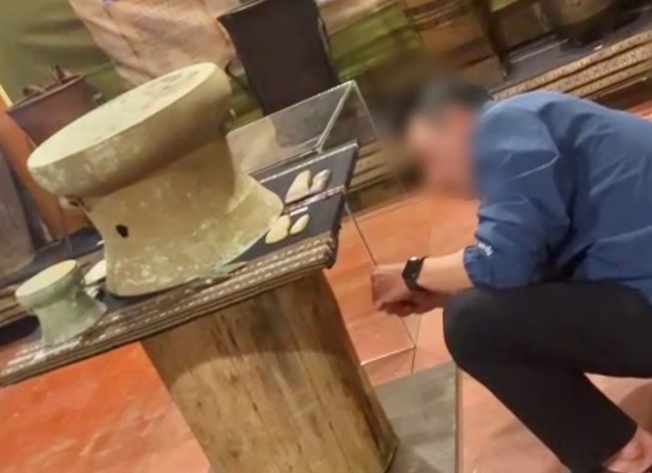 Ông P. đem trả lại hiện vật trống đồng Đông Sơn. (Ảnh cắt từ clip)