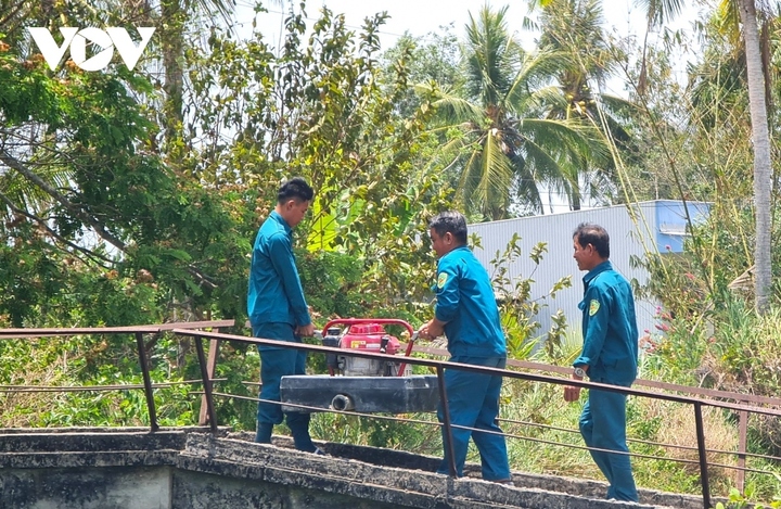 Trang thiết bị phục vụ công tác chữa cháy được vận chuyển vào hiện trường.