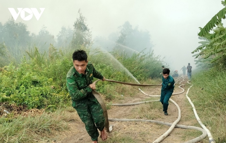 Gió lớn và thiếu nước khiến công tác chữa cháy gặp khó khăn.