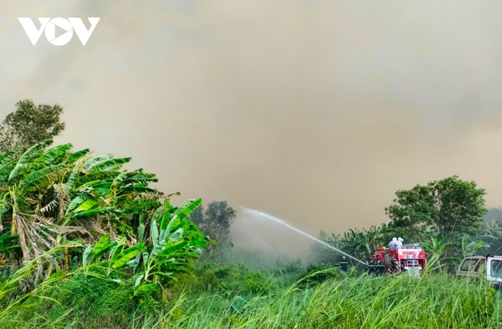 Các lực lượng xuyên đêm dập tắt đám cháy.