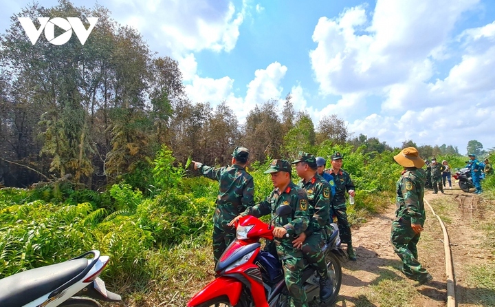 Các lực lượng chức năng địa phương nhanh chóng có mặt để cùng chữa cháy.
