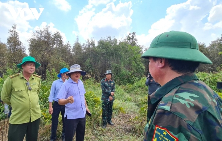 Các lực lượng làm nhiệm vụ vẫn đang túc trực tại hiện trường vụ cháy, để kịp thời xử lý nếu có đám cháy bùng phát trở lại.