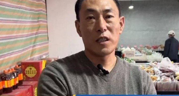 Dù nữ nhân viên nghỉ thường xuyên, ông chủ siêu thị không trách mắng mà còn giúp số tiền lớn.