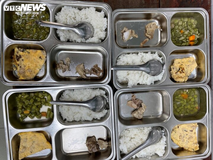 Bữa cơm bán trú được cho là của học sinh Trường Tiểu học Quang Trung bị phản ánh thua xa suất cơm bụi lề đường.