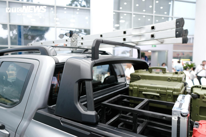 Giá nóc thông minh có thể linh hoạt tuỳ chỉnh vị trí của Ford Ranger Stormtrak.