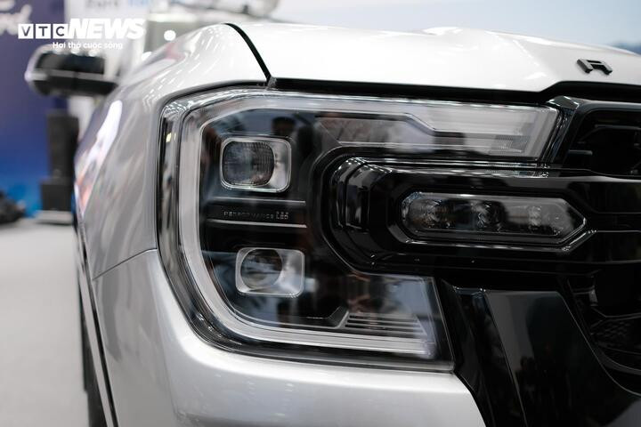 Hệ thống đèn LED Matrix và đèn trợ sáng mới của Ford Ranger Stormtrak.