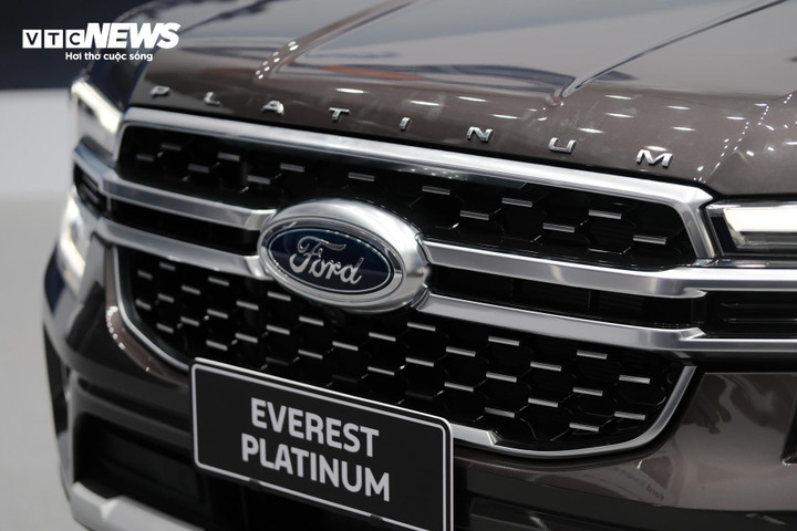 Lưới tản nhiệt có thiết kế mới tạo cảm giác lịch sự, trang trọng.