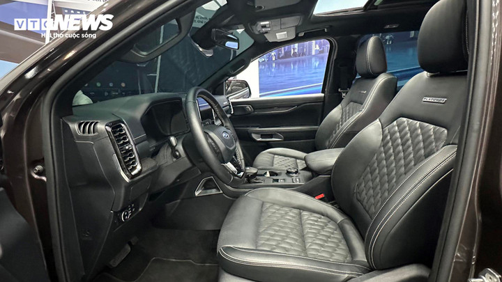 Ghế lái bọc da thông hơi có sưởi/làm mát cùng khả năng điều chỉnh điện 8 hướng và nhớ 3 vị trí trên Ford Everest Platinum.