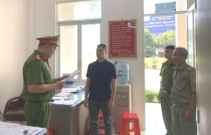 Công an tỉnh Đồng Nai thi hành quyết định khởi tố bị can và lệnh bắt bị can đối với ông Nguyễn Quốc Vy Liêm. (Ảnh: CACC)