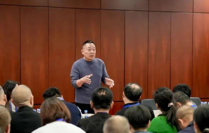 Ông Yu Donglai tuyên bố cho phép nhân viên của mình nghỉ làm nếu họ cảm thấy không vui. (Ảnh: weibo)