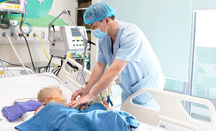 Bác sĩ thăm khám cho bệnh nhân. (Ảnh: BVCC)