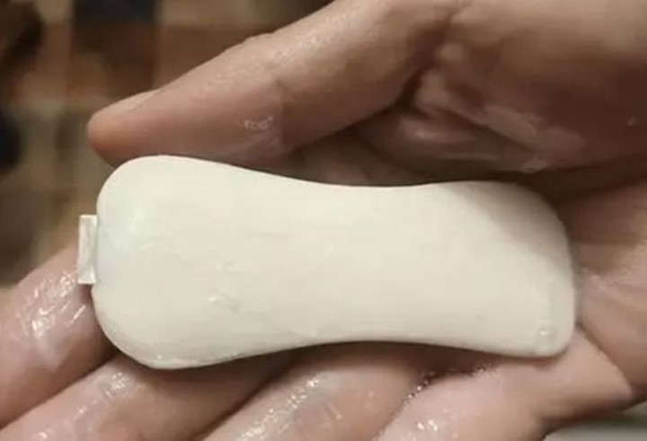 Lưỡi dao cạo trong bánh xà phòng.