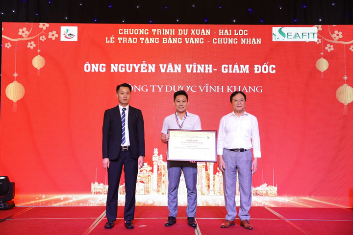 Anh Nguyễn Văn Vĩnh nhận chứng nhận thầy thuốc vì sức khỏe cộng đồng.