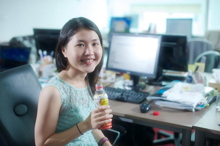 Trước thời tiết nóng bức và tình trạng thiếu ngủ kéo dài gây nóng trong người, nhiều gen Z chọn cách thanh lọc cơ thể bằng Trà Thanh Nhiệt Dr Thanh (Ảnh minh họa).