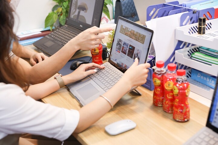 Thiếu ngủ, nóng trong người khi chạy deadline mùa hè là tình trạng nhiều người trẻ gặp phải hiện nay dẫn tới nhu cầu thanh lọc, làm mát cơ thể tăng cao (Ảnh minh họa).