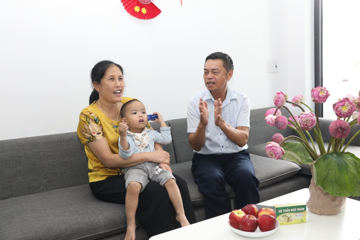 Ngủ ngon, sức khỏe tốt lên, ông Ba vui vẻ bên gia đình.