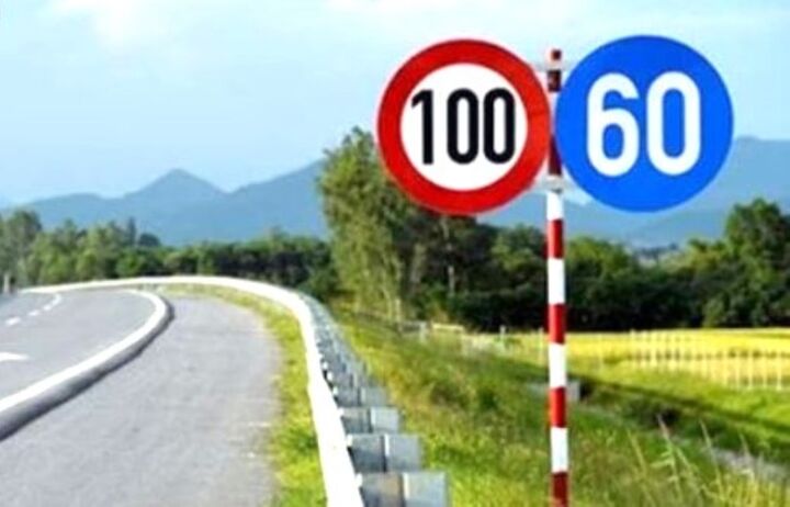Biển báo tối đa P.127 và biển báo tốc độ tối thiểu R.306 (phải).