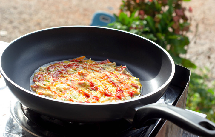 Chảo nướng bánh tráng là chảo không dính, có lòng bằng phẳng, rộng hơn kích thước bánh tráng. (Ảnh: BHX)