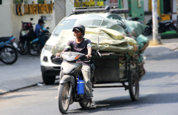 Thời tiết TP.HCM ngày 13/4 nhiều mây, nắng nóng trên diện rộng, nhiệt độ cao nhất khoảng 37 độ C.
