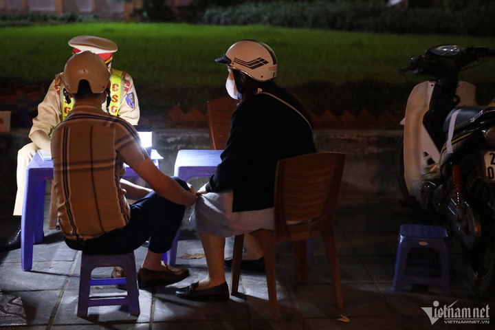 Dù chở theo vợ đang mang bầu, tài xế T. vẫn vi phạm nồng độ cồn.